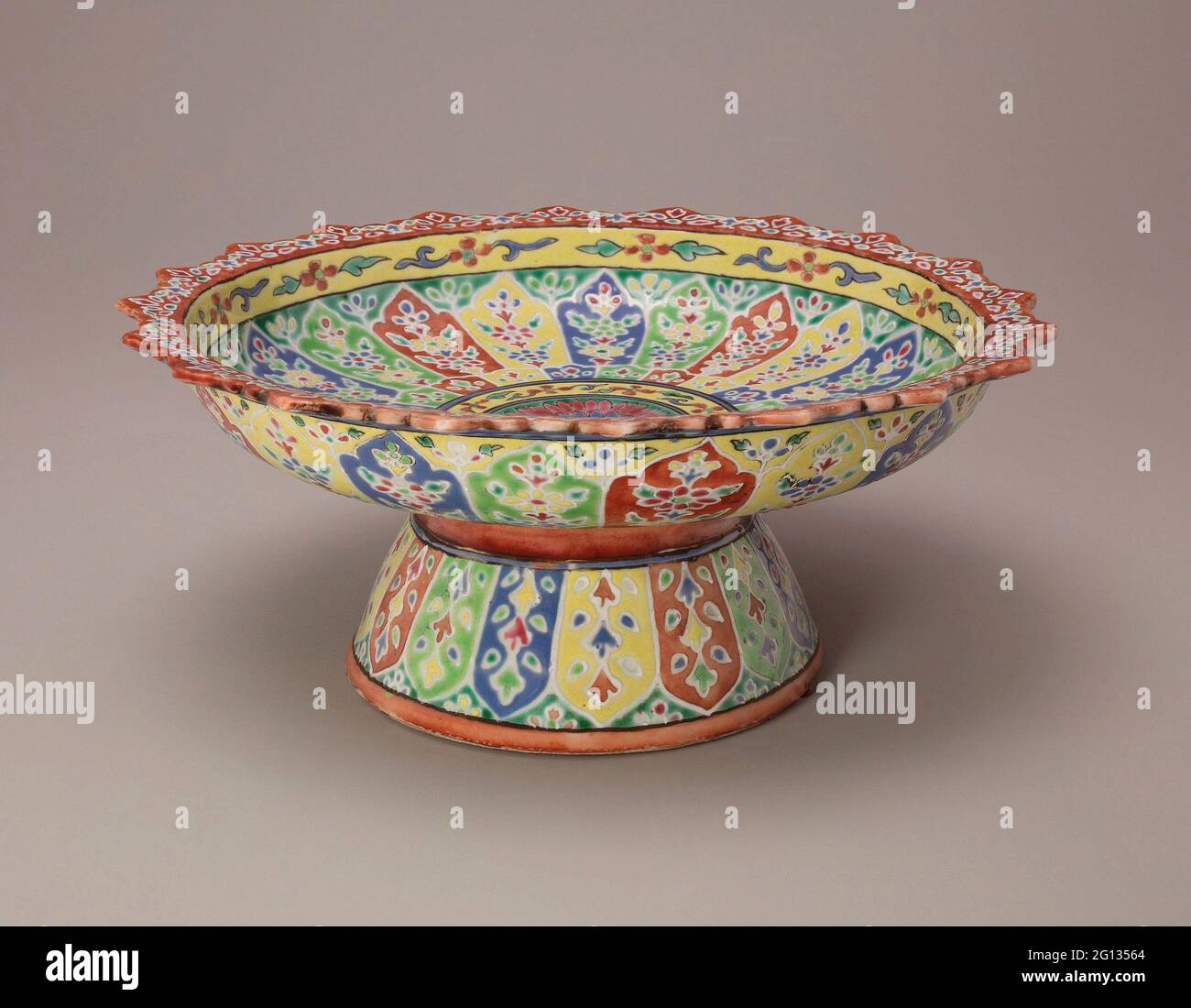 Bencharong (cinq couleurs) Ware plaque de tige avec bordure foliaire - 19e siècle - Thaïlande (exportation chinoise). Porcelaine blanche avec glaçure blanche transparente Banque D'Images