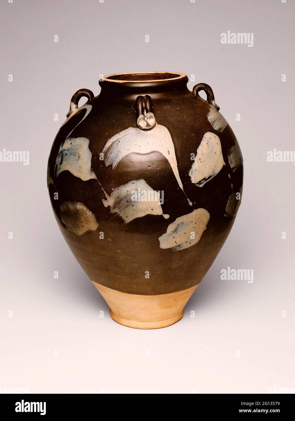 Bocal ovoïde - dynastie Tang (618 - 907), 8ème/9ème siècle - Chine, probablement province de Henan. Verres de Lushan; grès brun-fer et éclaboussé Banque D'Images
