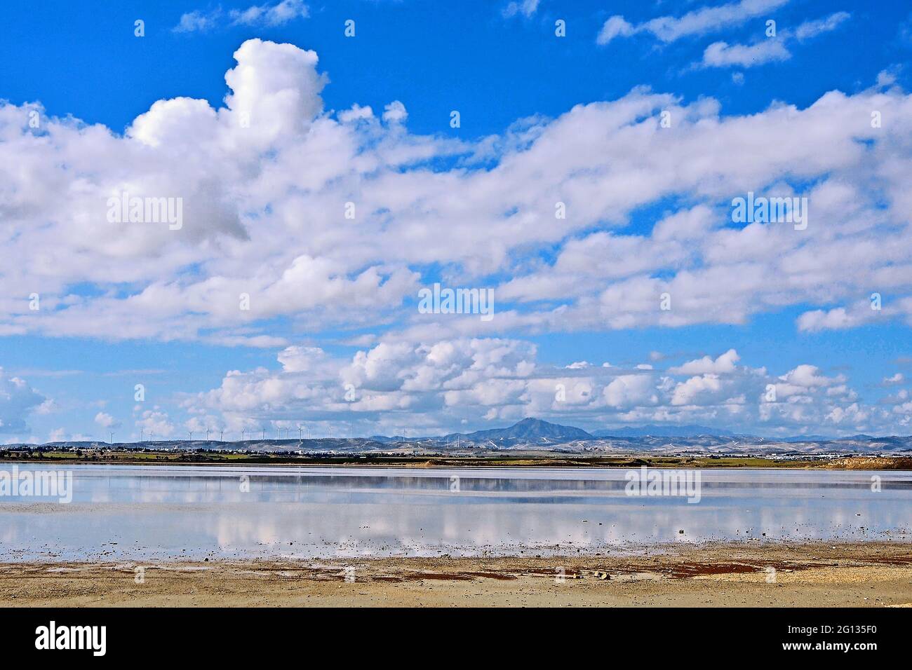 Une vue d'été des lacs de sel de Larnaka aux collines lointaines Banque D'Images