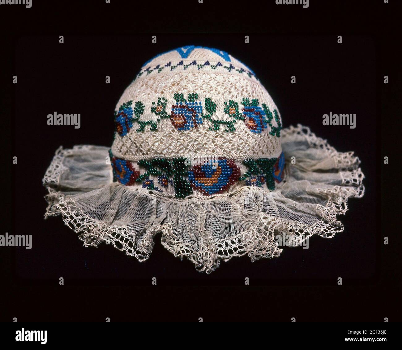 Enfant - s Cap - 19e siècle - Europe. Coton, tricot Uni avec dentelle bobin de coton; bordé de dentelle bobbin de lin; coton, liens tissés Unis; verre Banque D'Images