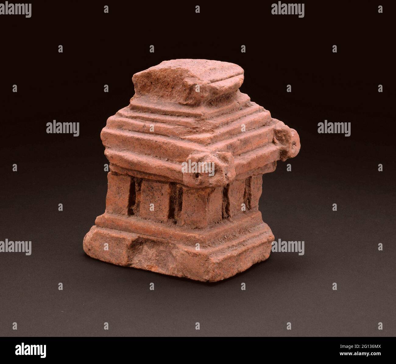 Fragment d'un modèle architectural - 14ème/15ème siècle - Indonésie Java oriental. Terre cuite. 1301 - 1500. Banque D'Images