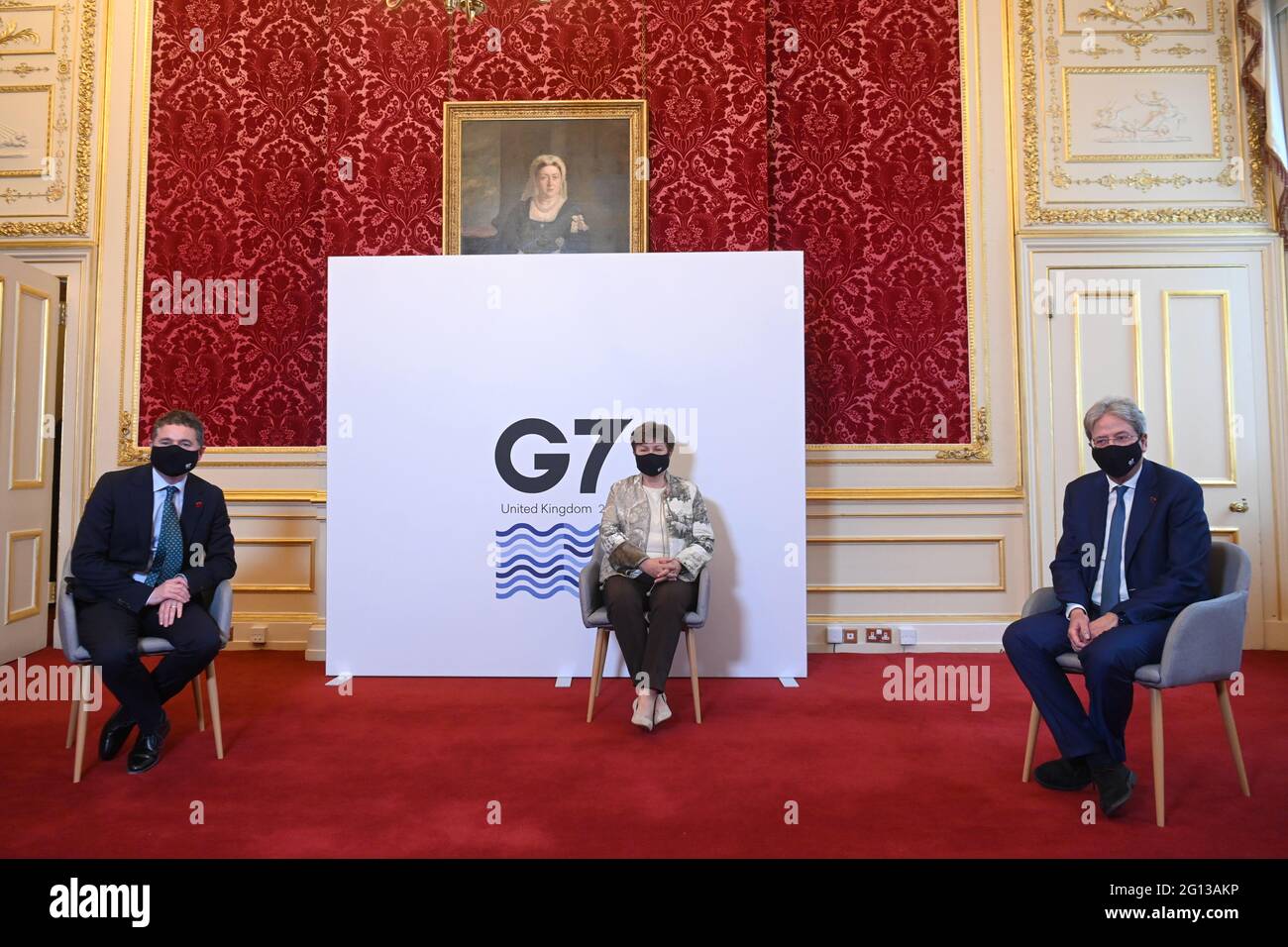 (De gauche à droite) le président de l'Eurogroupe, Paschal Donohoe, la directrice générale du FMI, Kristalina Georgieva, et le commissaire européen à l'économie, Paolo Gentiloni , lors de leur réunion en tant que ministres des Finances de tous les pays du G7, se réunissent à Lancaster House à Londres, en prévision du sommet des dirigeants du G7. Date de la photo: Vendredi 4 juin 2021. Banque D'Images