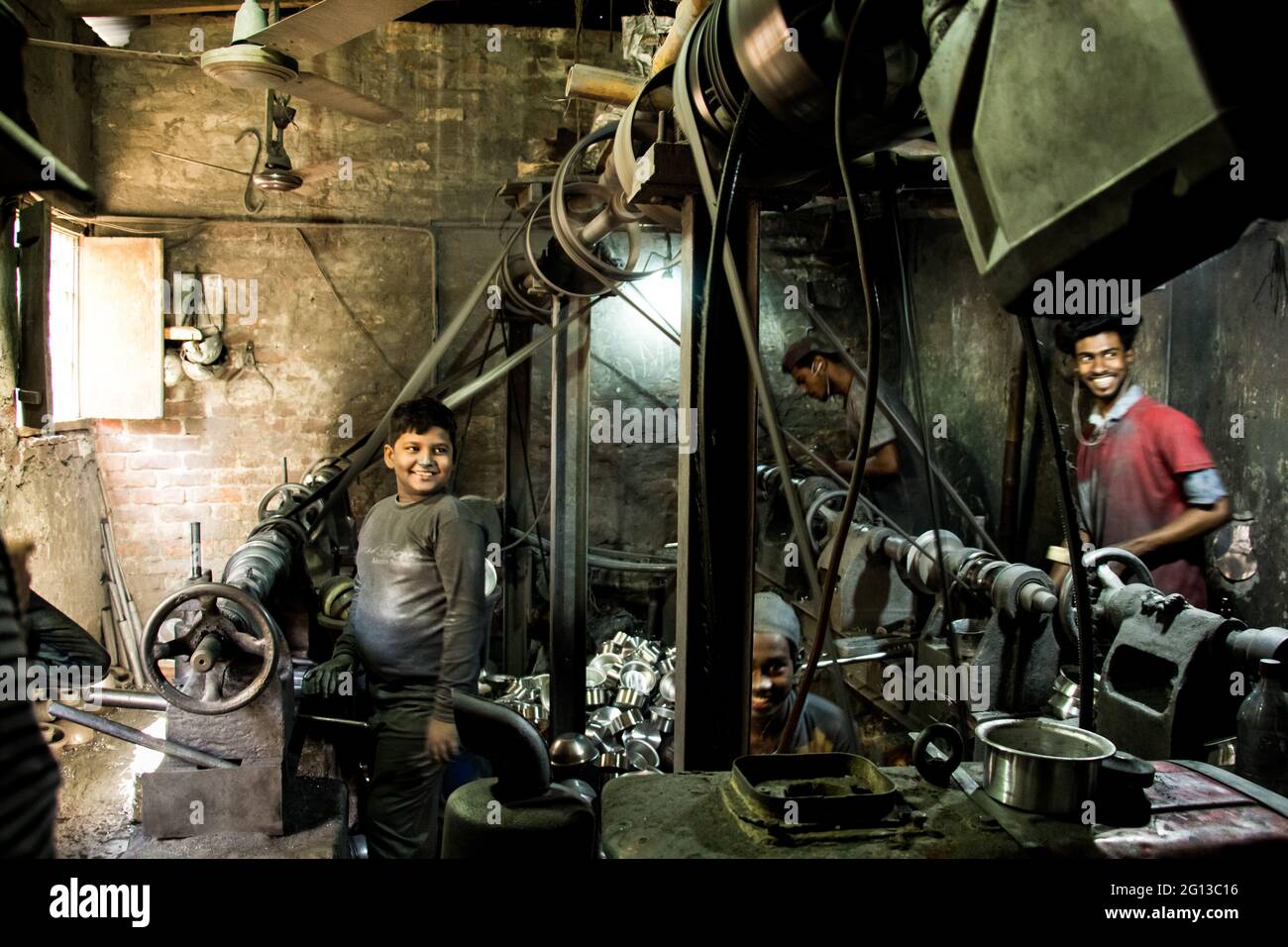 Enfant travailleur de l'usine d'aluminium, cette image a été prise le 13 février 2019 à Dhaka, Bangladesh, Aisa du Sud Banque D'Images