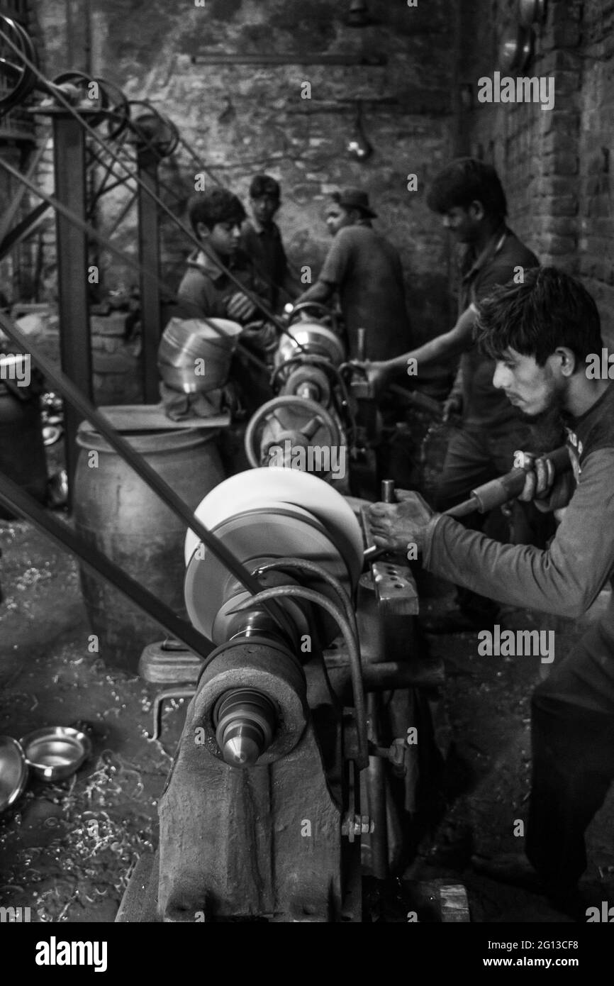 Le mouvement de travail des gens dans une usine d'aluminium, cette image capturée le 13 février 2019 à Dhaka, Bangladesh, Asie du Sud Banque D'Images