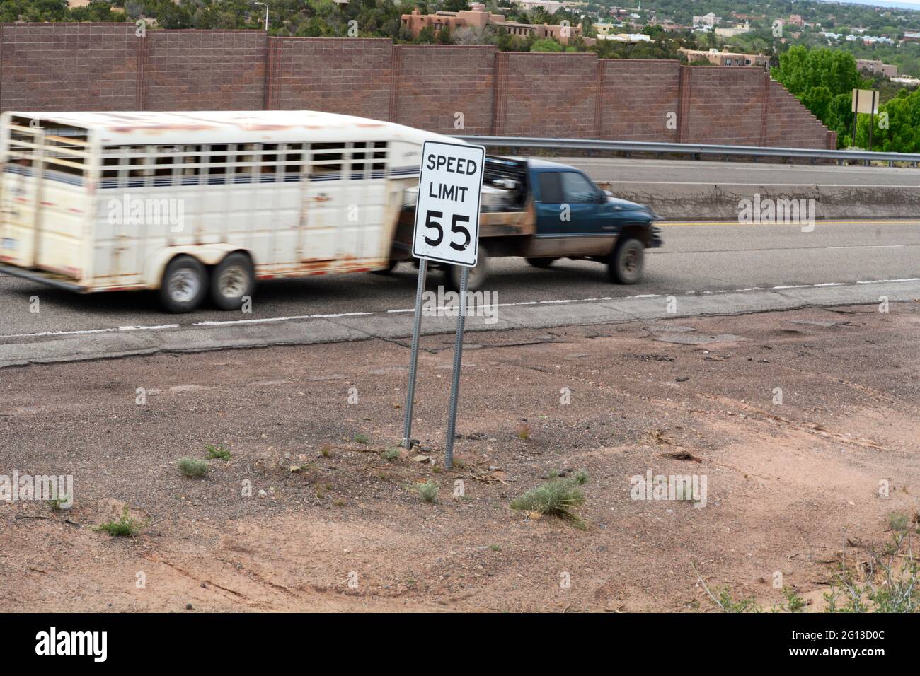 Un camion tire une remorque de cheval le long d'une autoroute à Santa Fe, Nouveau-Mexique. Banque D'Images