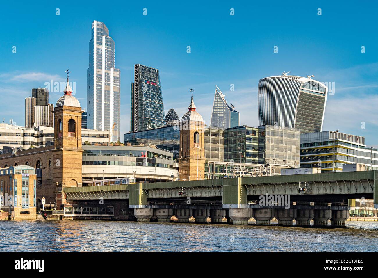 Pont de Cannon Street avec les hauts bâtiments de la City de Londres en arrière-plan, y compris le Walkie Talkie et le 22 Bishopsgate, Londres, Royaume-Uni Banque D'Images