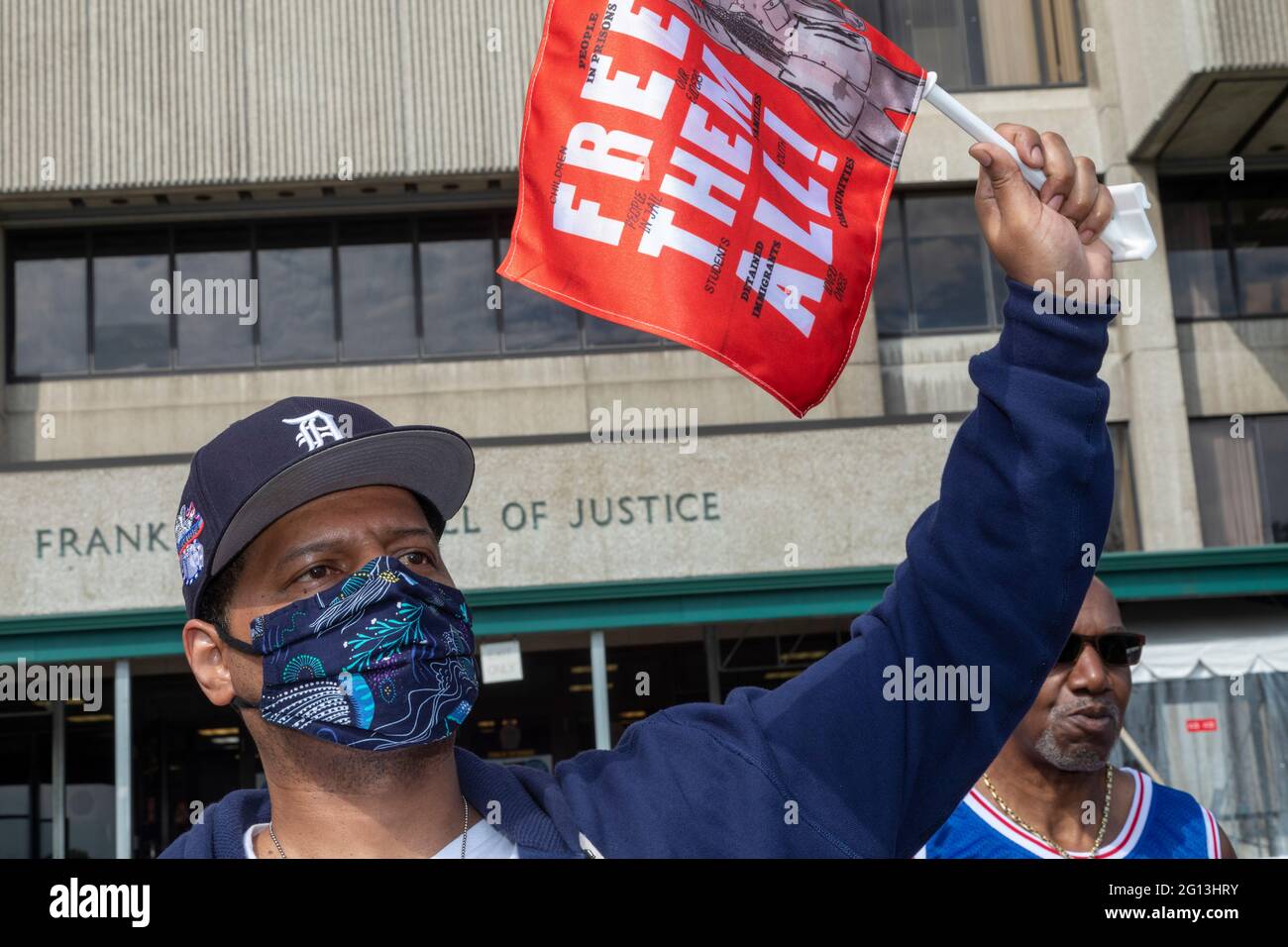 Detroit, Michigan, États-Unis. 4 juin 2021. La famille et les amis des prisonniers, disent-ils, ont été condamnés à tort à l'extérieur du bâtiment des tribunaux pénaux, le Frank Murphy Hall of Justice. Crédit : Jim West/Alay Live News Banque D'Images