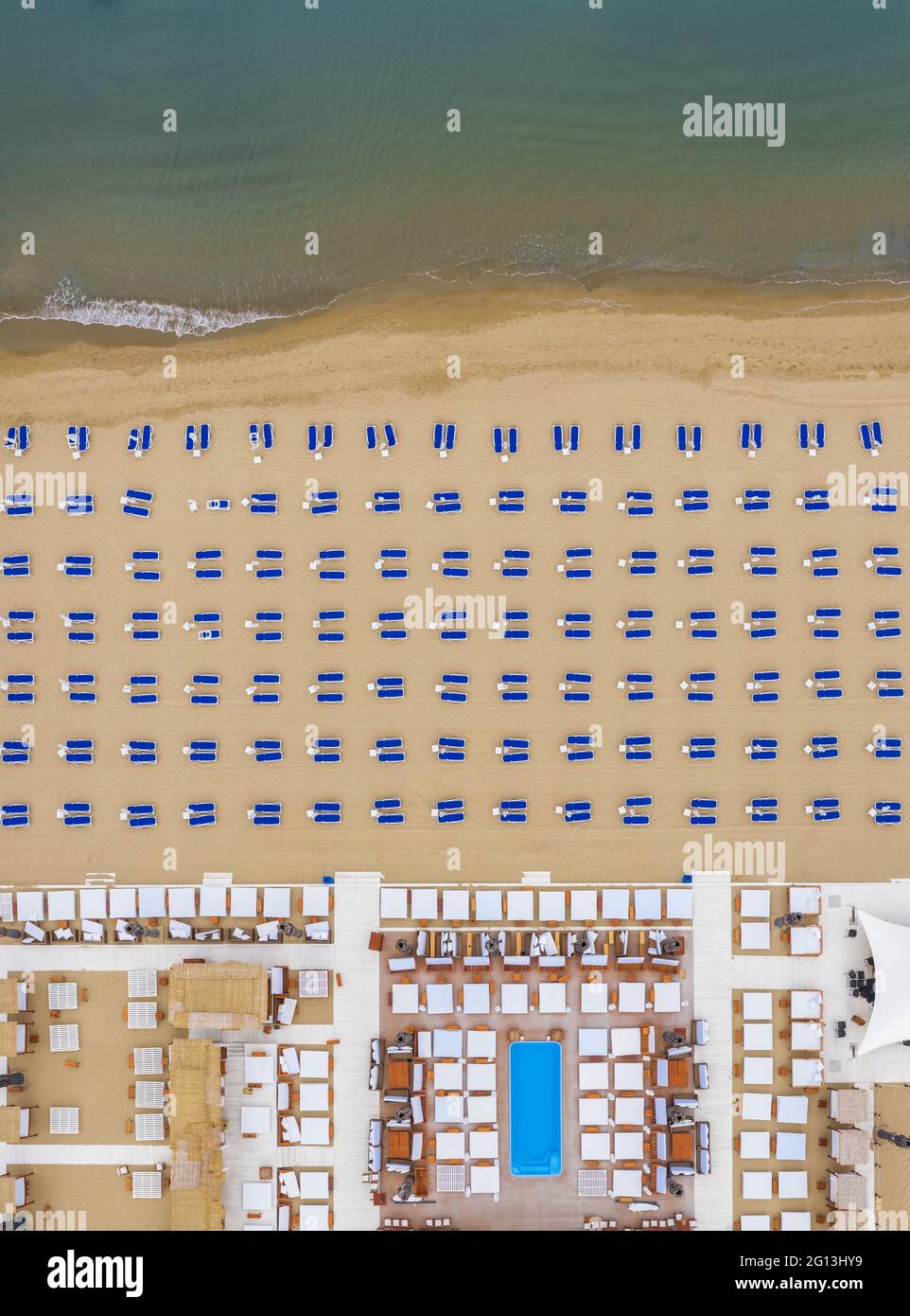 Vue aérienne d'un bar de plage sur une plage de sable Banque D'Images