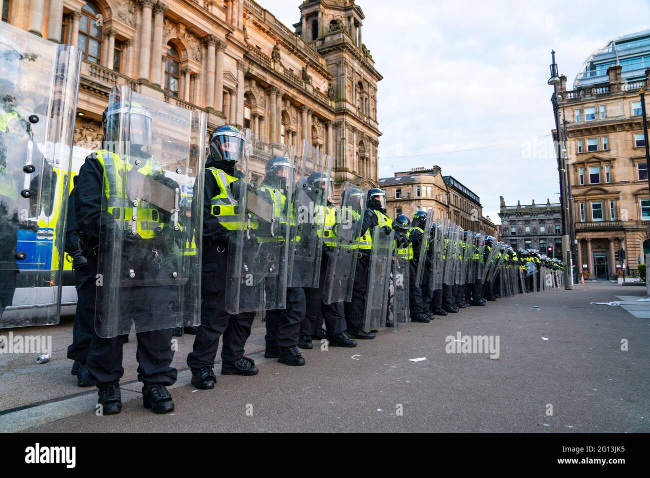 Scènes de George Square à Glasgow après la victoire des Rangers à la 55e ligue avec la police anti-émeute essayant d'effacer les fans Ecosse, Royaume-Uni Banque D'Images