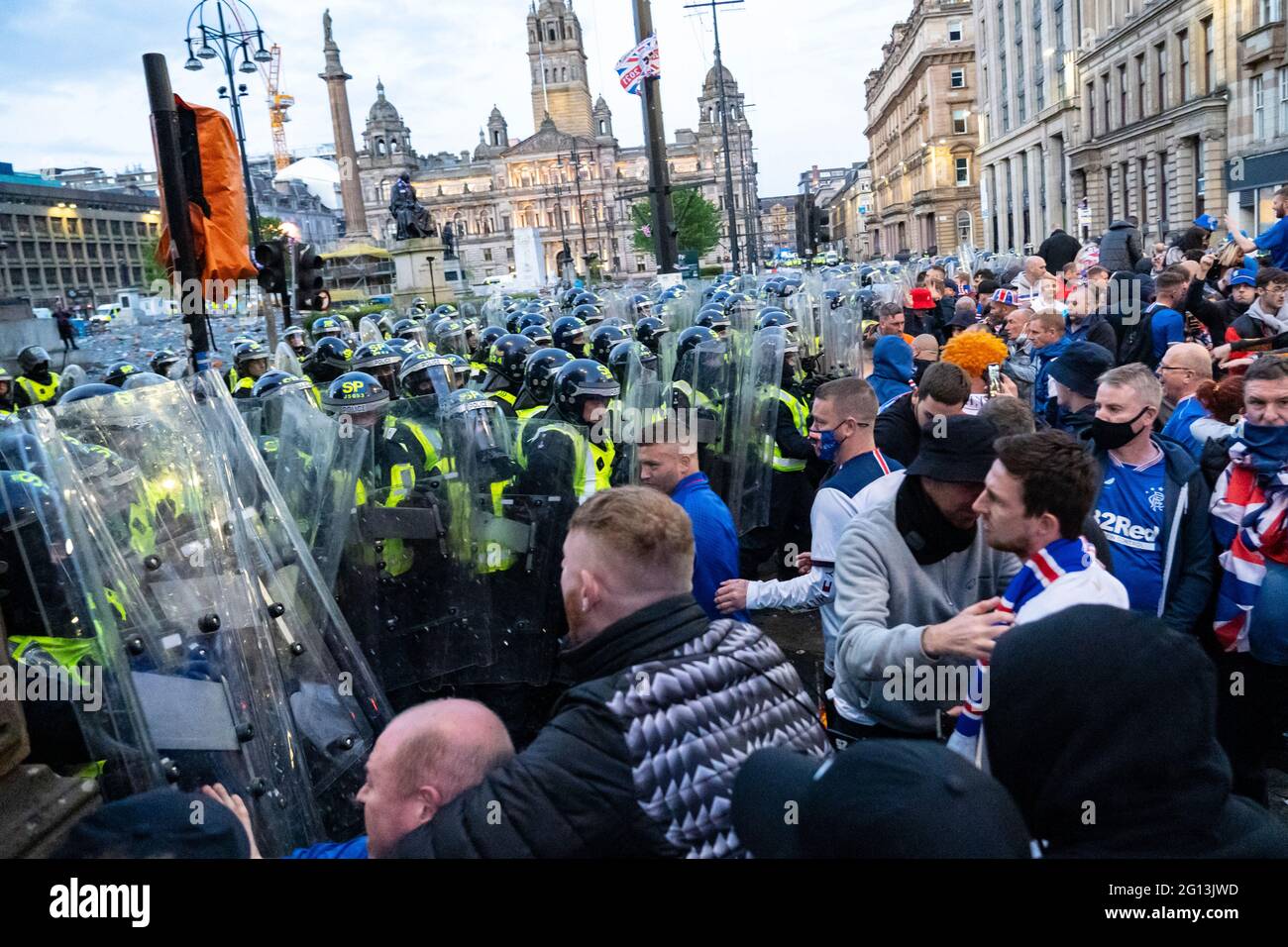 Scènes de George Square à Glasgow après la victoire des Rangers à la 55e ligue avec la police anti-émeute essayant d'effacer les fans Ecosse, Royaume-Uni Banque D'Images