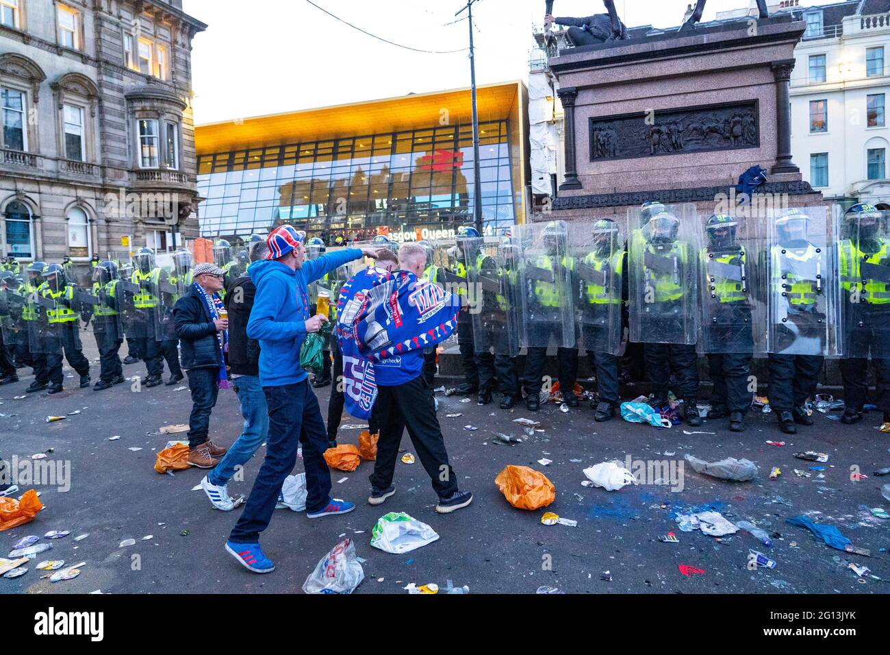 Scènes de George Square à Glasgow après la victoire des Rangers à la 55e ligue avec la police anti-émeute essayant d'effacer les fans Ecosse, Royaume-Uni Banque D'Images