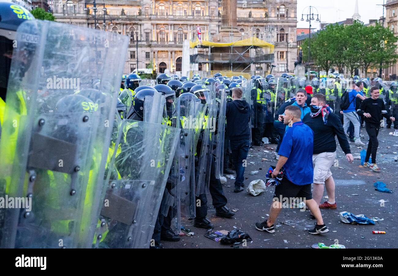 Scènes de George Square à Glasgow après la victoire des Rangers à la 55e ligue avec la police anti-émeute essayant d'effacer les fans Ecosse, Royaume-Uni Banque D'Images