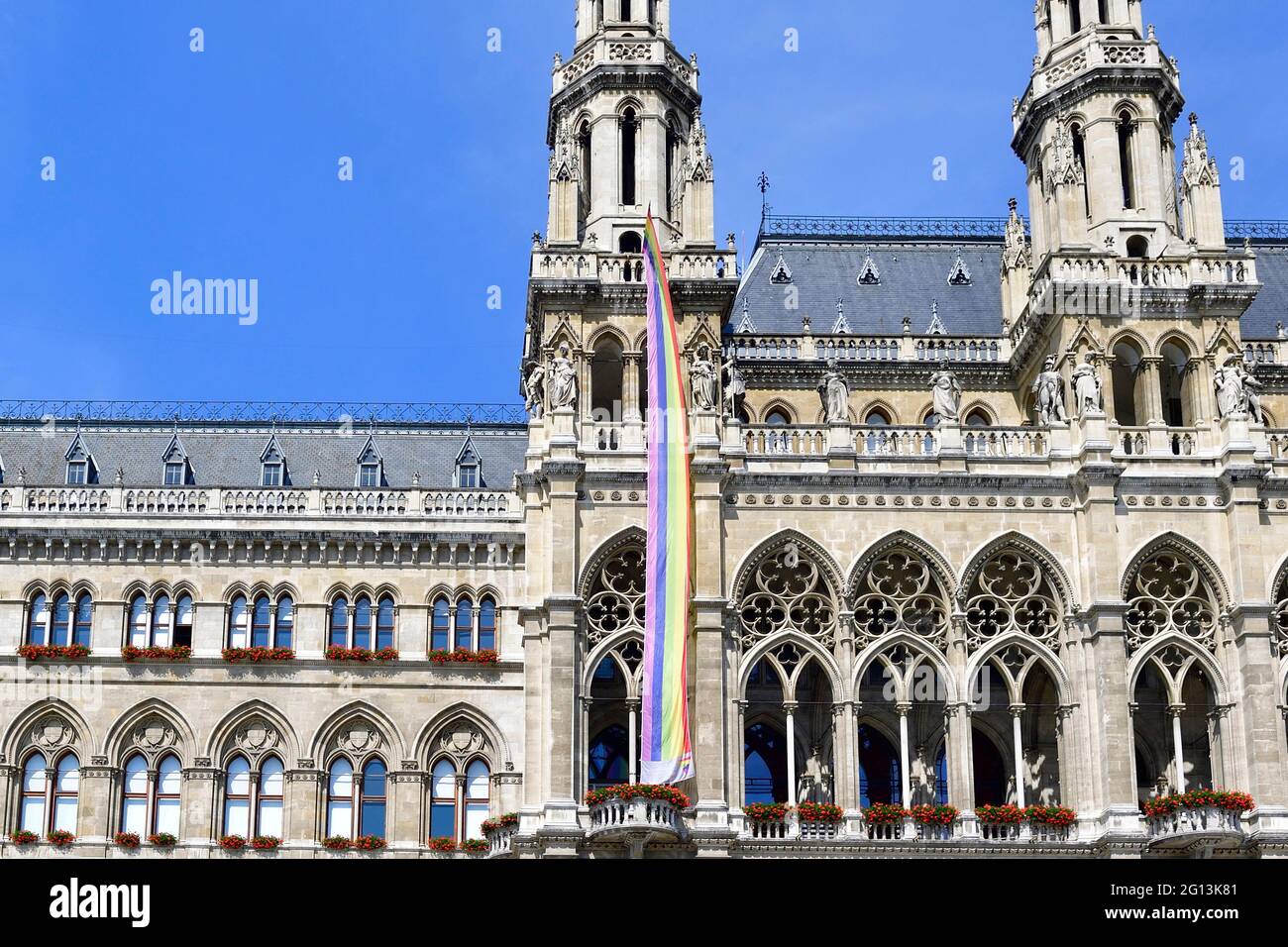Vienne, Autriche. 4 juin 2021. Conférence de presse Vienna Pride. Restez en sécurité, restez fier '- Vienna Pride 7.-20. Juin, avec la 25ème Parade arc-en-ciel le 19 juin 2021. Le drapeau arc-en-ciel à l'hôtel de ville de Vienne Banque D'Images