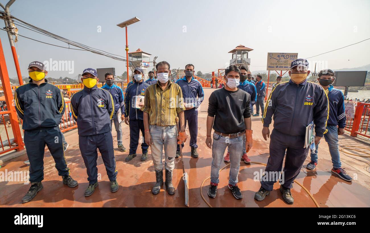 Haridwar, Uttarakhand Inde le 06 avril 2021. Les policiers sensibilisent la population à la protection contre le coronavirus afin de rester à l'abri du coronavirus pendant la période Maha Kumbh 2021. Apple prores 422 vidéo 4k de haute qualité. Banque D'Images