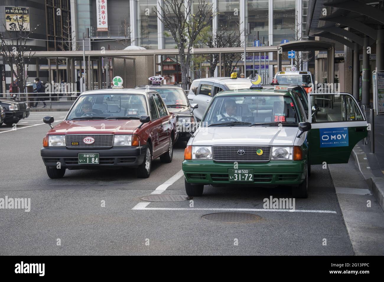 KYOTO, JAPON - 30 décembre 2019 : Kyoto, Japon - 24 novembre 2019 : des taxis attendent les passagers à la gare JR de Kyoto. Le taxi est un élément clé des transports en commun Banque D'Images