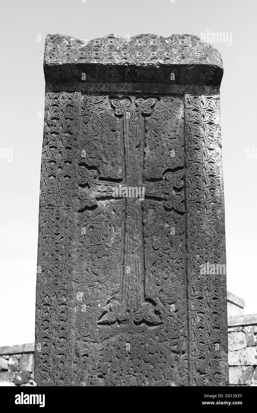 Photo en niveaux de gris d'une ancienne pierre de croix arménienne Banque D'Images