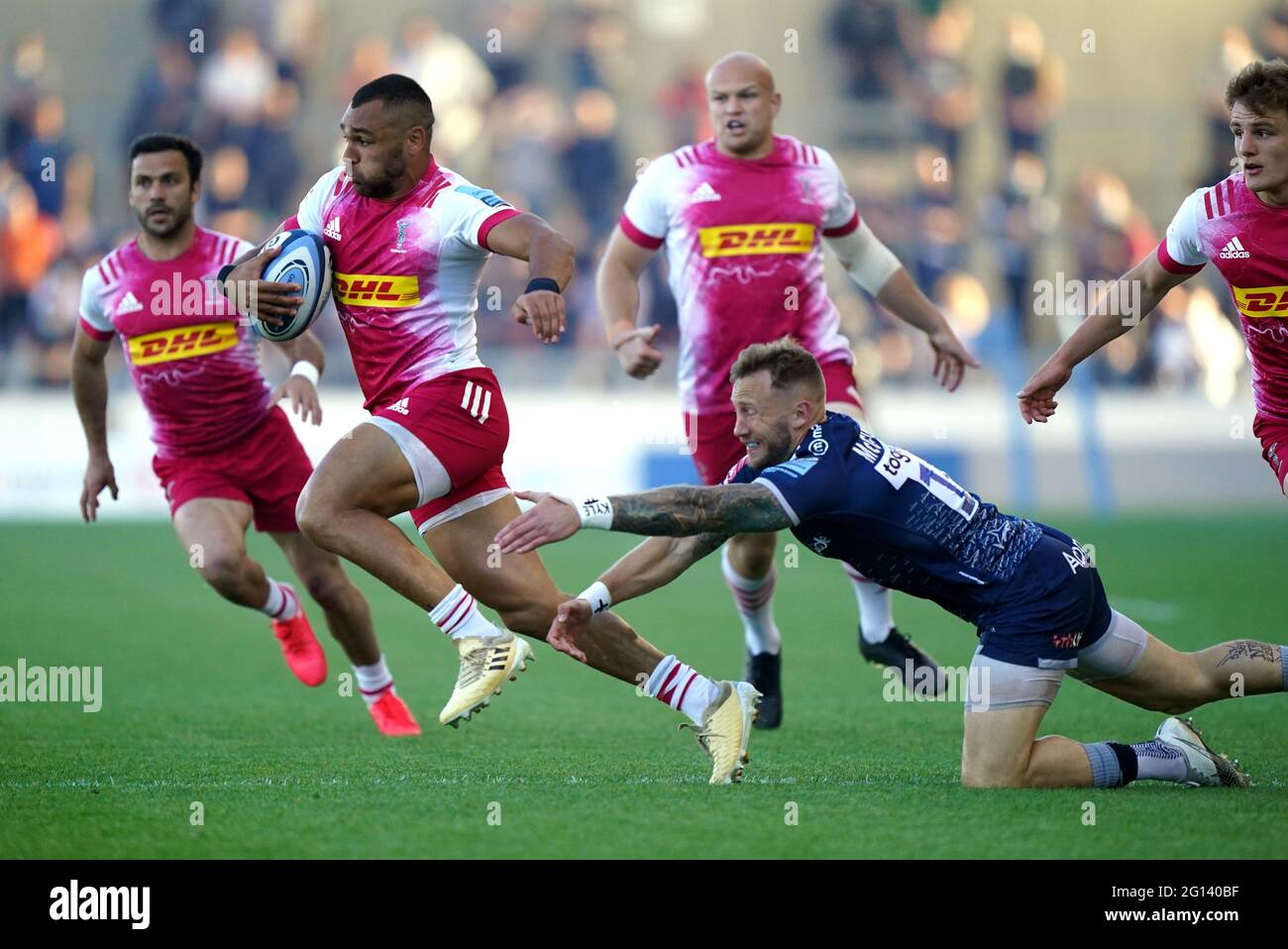 Joe Marchant de Harlequins sort de sale Byron McGuigan de Sharks lors du match Gallagher Premiership au stade AJ Bell, sale. Date de la photo: Vendredi 4 juin 2021. Banque D'Images