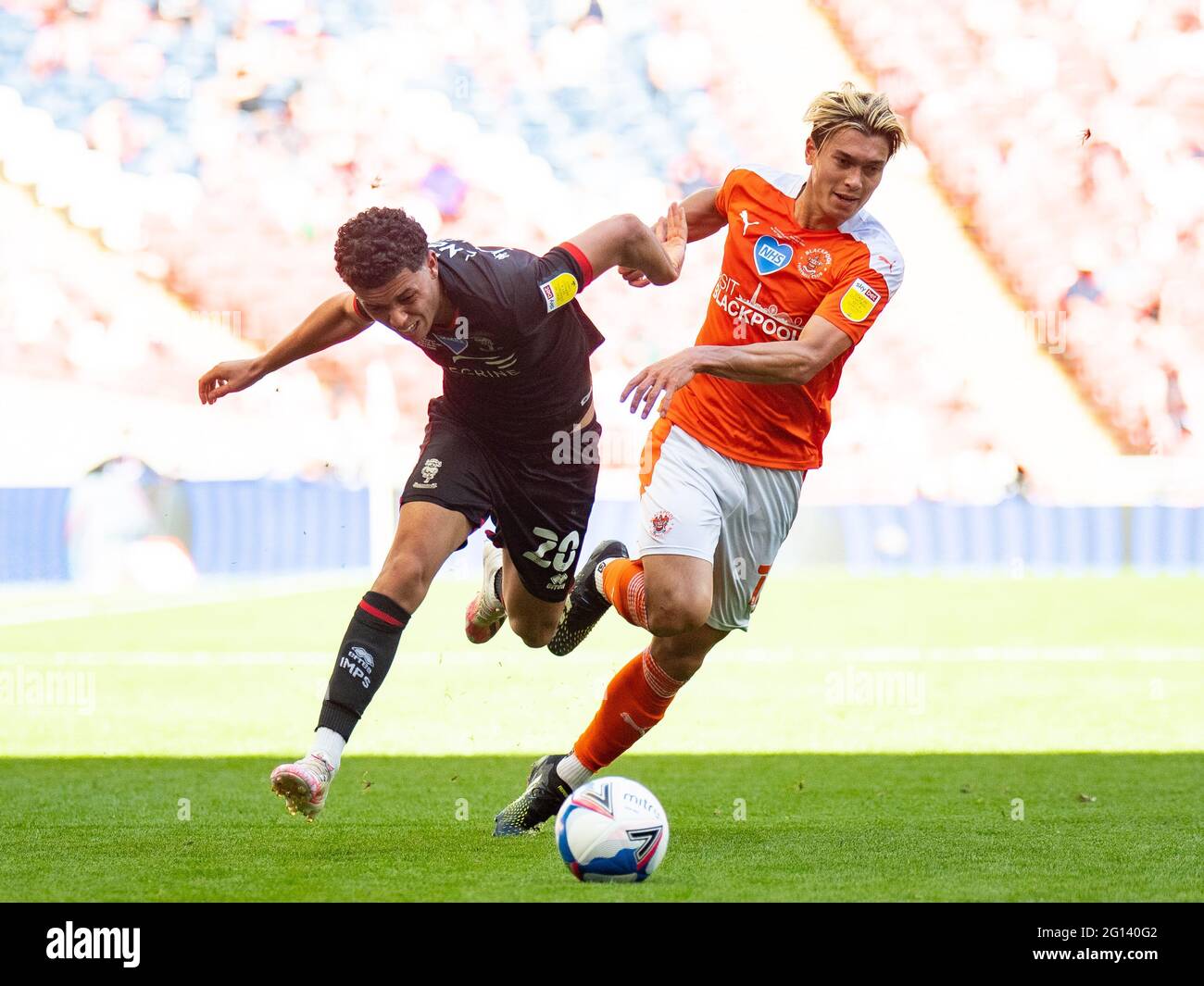 Londres, Royaume-Uni. 30 mai 2021. Lincoln City Brennan Johnson et Blackpool Kenneth Dougall lors du match final de la Sky Bet League 1 entre Blackpool et Lincoln City au stade Wembley, Londres, Angleterre, le 29 mai 2021. Photo par Andrew Aleksiejczuk/Prime Media Images. Crédit : Prime Media Images/Alamy Live News Banque D'Images