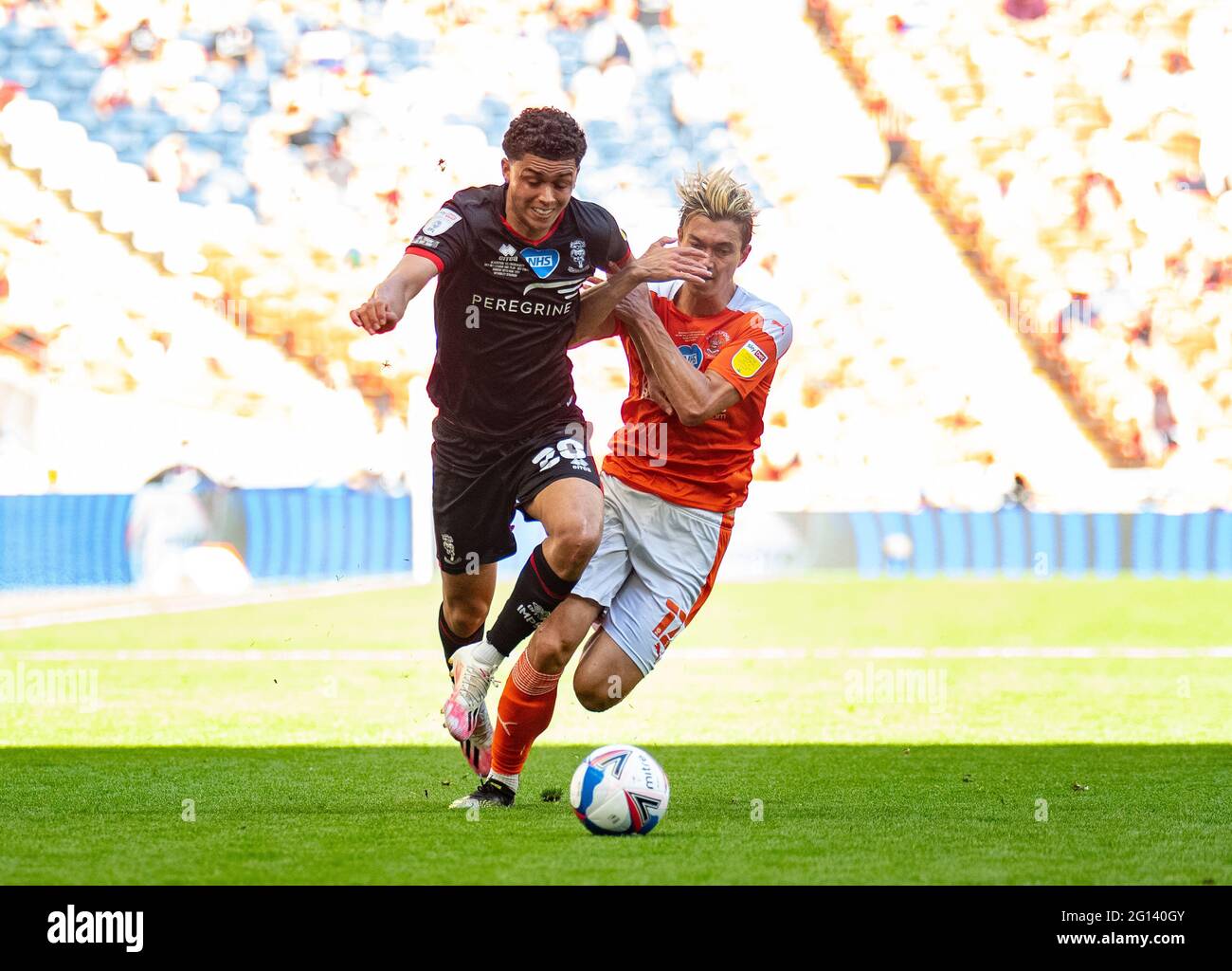 Londres, Royaume-Uni. 30 mai 2021. Lincoln City Brennan Johnson et Blackpool Kenneth Dougall lors du match final de la Sky Bet League 1 entre Blackpool et Lincoln City au stade Wembley, Londres, Angleterre, le 29 mai 2021. Photo par Andrew Aleksiejczuk/Prime Media Images. Crédit : Prime Media Images/Alamy Live News Banque D'Images