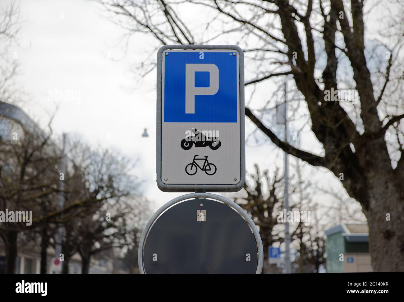 panneau de stationnement bleu blanc, le stationnement pour les motos est autorisé ici pendant la journée sans personnes Banque D'Images