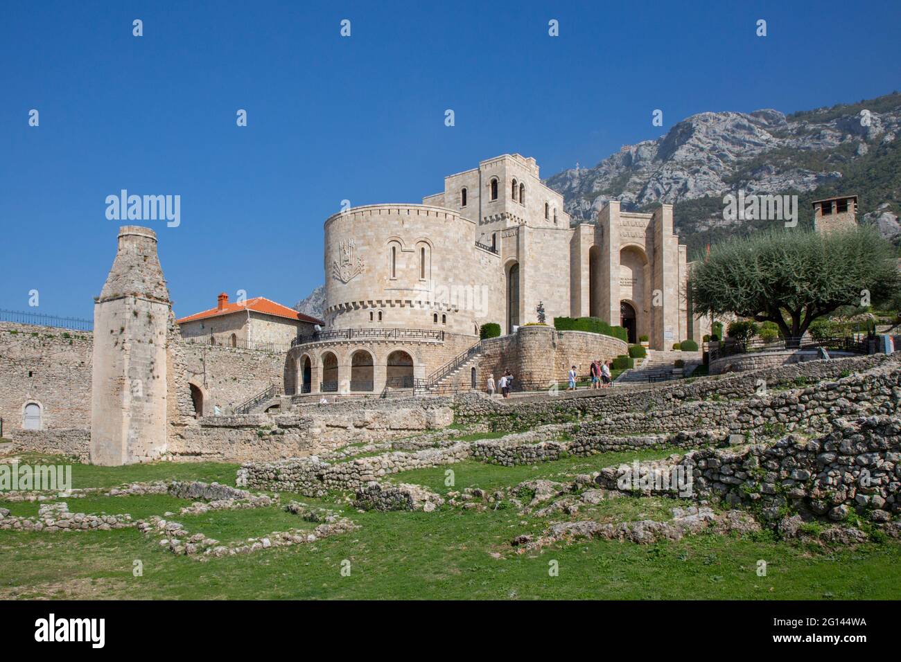 Bâtiment du musée Skanderbeg et vestiges historiques dans le château Kruje, en Albanie Banque D'Images