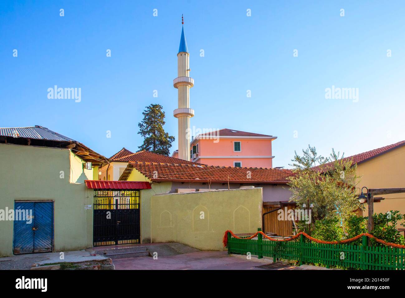 Maisons colorées et mosquée à Tirana, Albanie Banque D'Images
