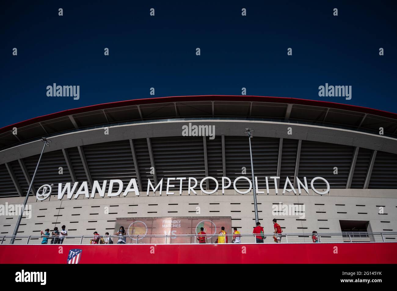 Madrid, Espagne. 04e juin 2021. Les fans de l'équipe nationale espagnole de football arrivent au stade Wanda Metropolitan. La capacité étant réduite à vingt pour cent en raison de la pandémie du coronavirus (COVID-19), le stade métropolitain de Wanda a regagné le public, avec près de 15,000 fans dans ses stands, pour le match amical entre l'Espagne et le Portugal pour préparer les championnats d'Europe de l'UEFA. Credit: Marcos del Mazo/Alay Live News Banque D'Images