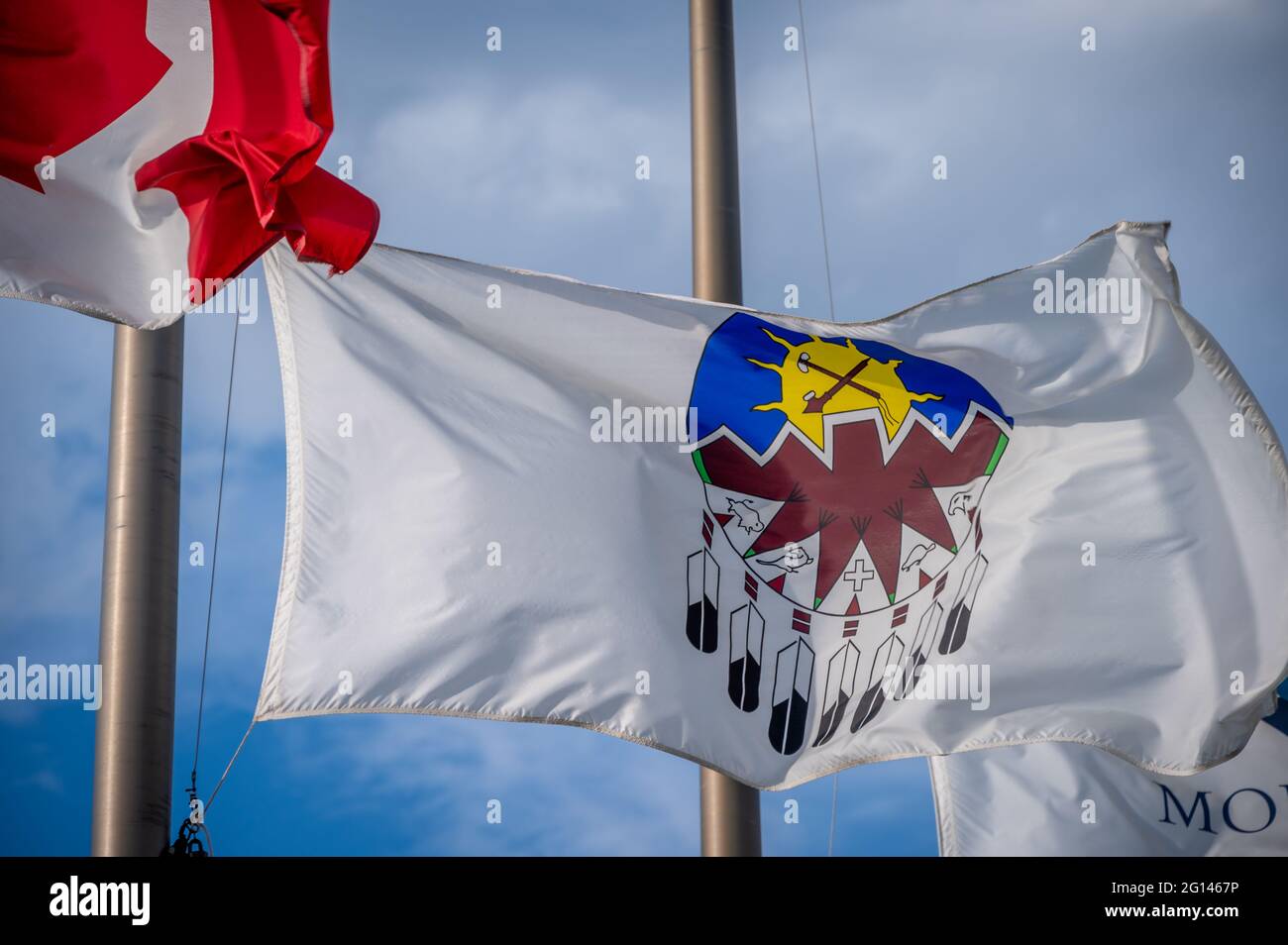 Drapeaux canadiens et du Traité 7 volant à mi-mât. Banque D'Images