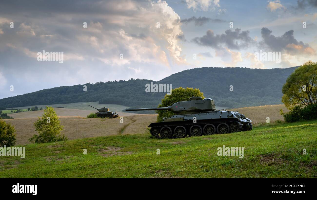 Char de taille moyenne soviétique T-34 85 dans la Vallée de la mort (Udolie smrti) - zone de bataille de la Seconde Guerre mondiale (la bataille du Col de Dukla). Slovaquie - région de Svidnik. Banque D'Images
