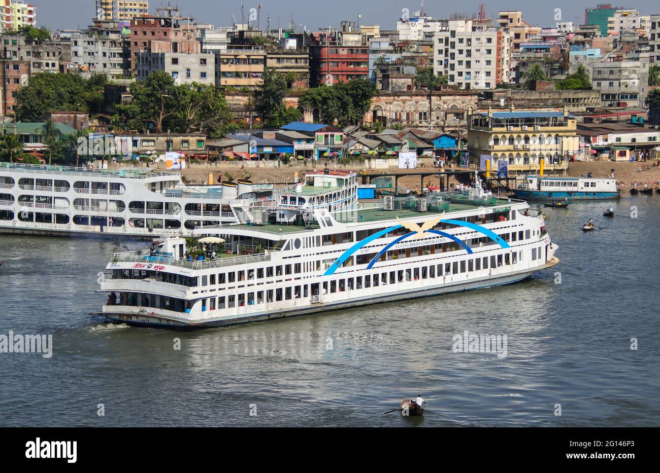 Fleuve Buriganga, Dhaka, Bangladesh : le fleuve Buriganga est toujours occupé avec des bateaux en bois et des ferries de passagers Banque D'Images