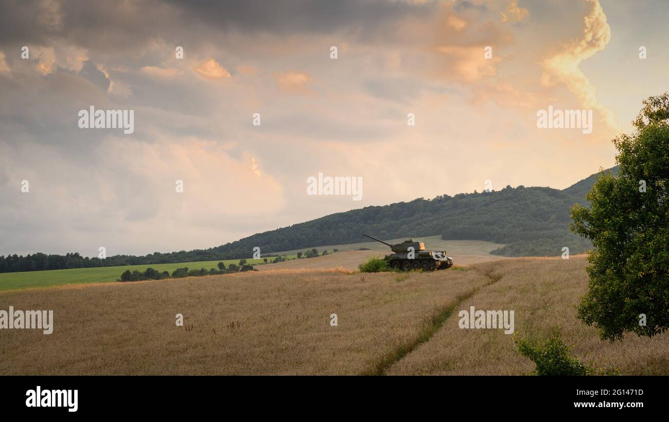 Char de taille moyenne soviétique T-34 85 dans la Vallée de la mort (Udolie smrti) - zone de bataille de la Seconde Guerre mondiale (la bataille du Col de Dukla). Slovaquie - région de Svidnik. Banque D'Images