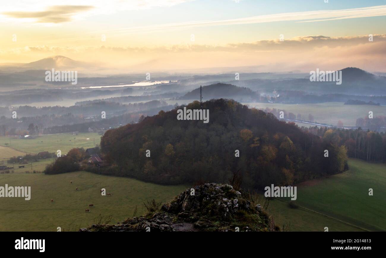 Un paysage d'automne brumeux dans le district de Česká Lípa, au nord de la Tchéquie. Banque D'Images