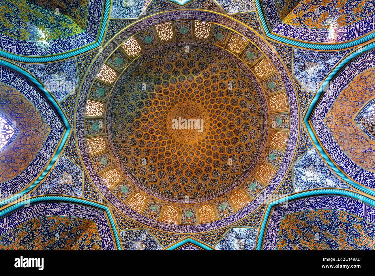 Dôme de la mosquée du Cheikh Loftollah recouvert de carreaux vitrés à Ispahan, Iran Banque D'Images