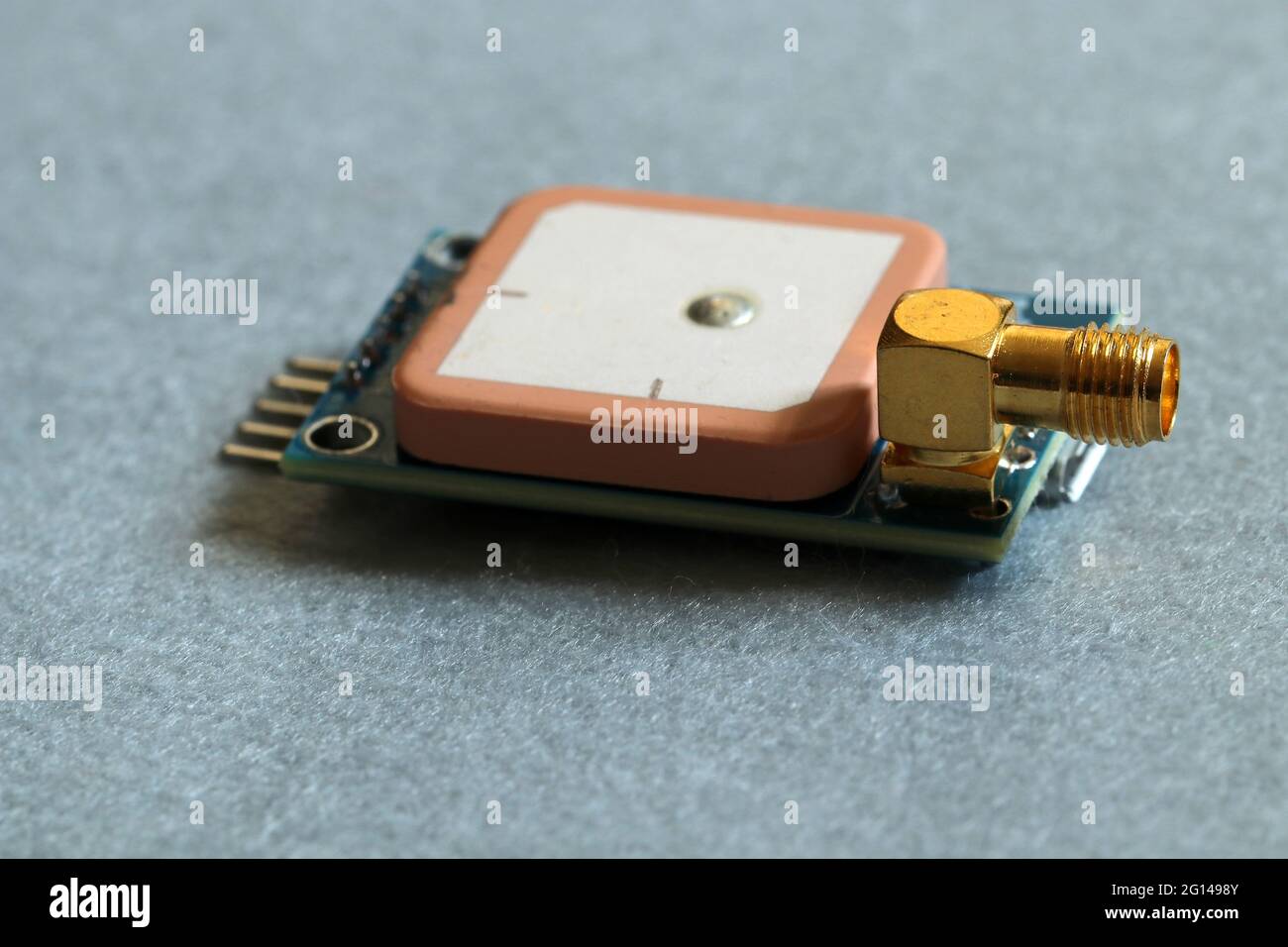 Module GPS avec antenne céramique pour la réception des signaux des satellites.Mise au point sélective sur le connecteur SMA. Banque D'Images