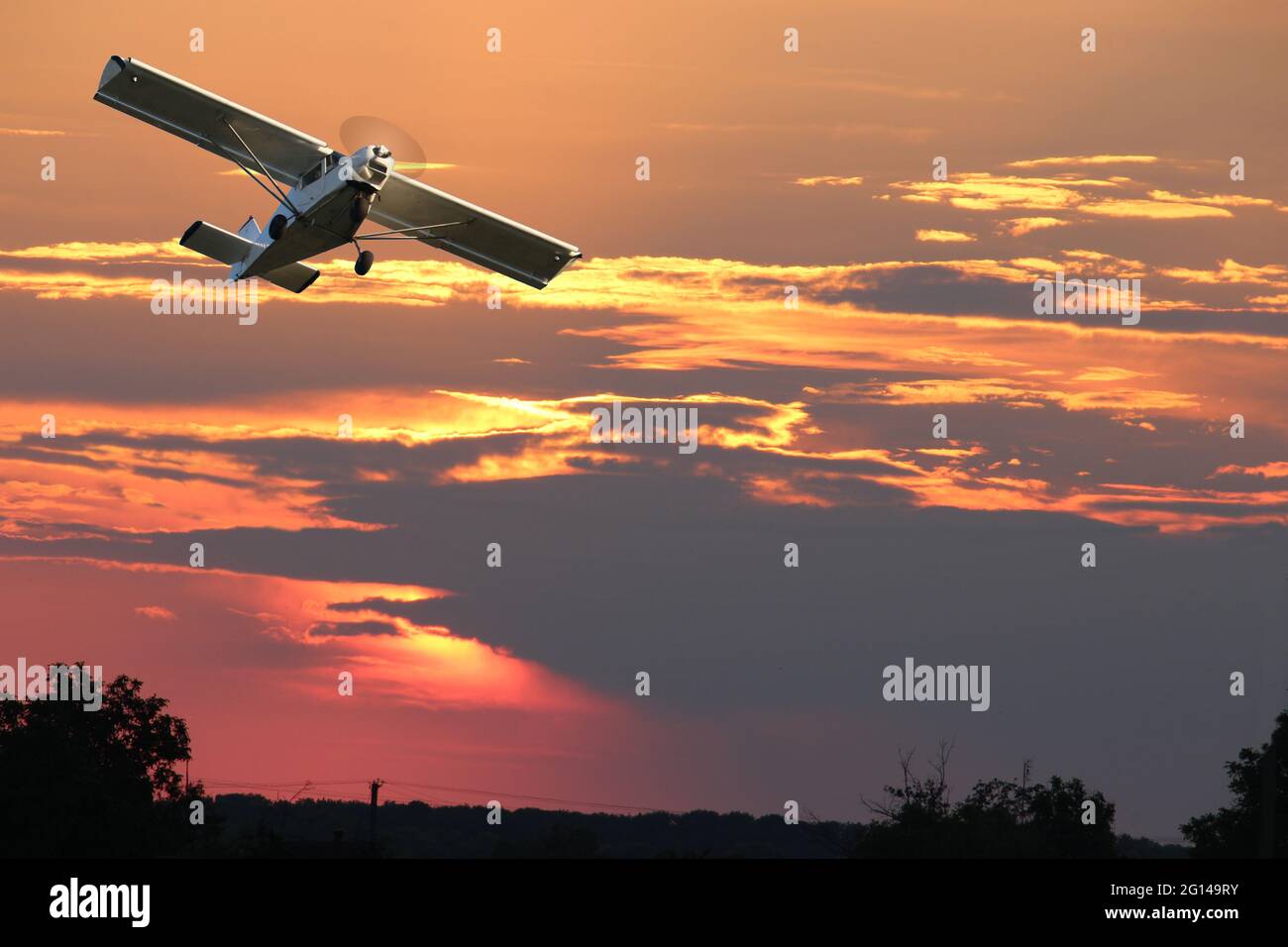 Avion privé à hélice unique contre le ciel dramatique - composition numérique. Banque D'Images