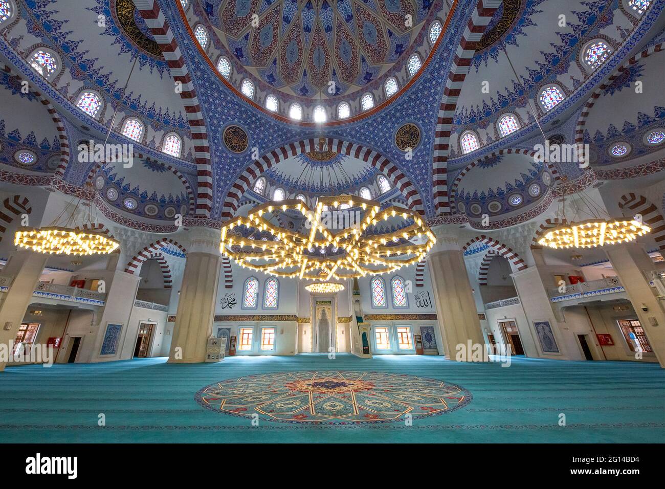 Vue intérieure de la nouvelle Mosquée centrale de l'Imam Sarakhsi à Bichkek, Kirghizistan Banque D'Images