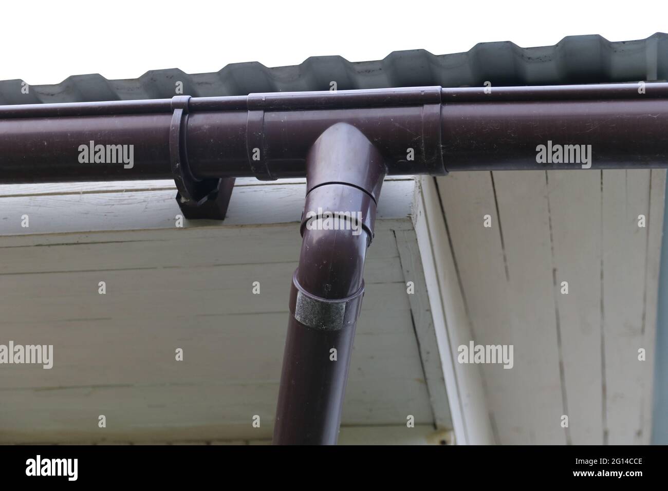 Système de gouttières de toit sur la maison rurale Banque D'Images