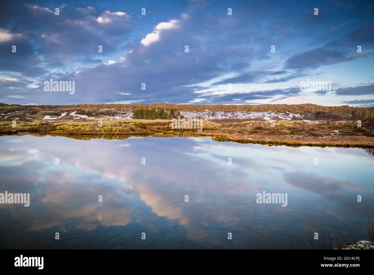 Magnifique paysage islandais d'hiver avec des montagnes couvertes de neige et ciel bleu nuageux. Islande. Banque D'Images