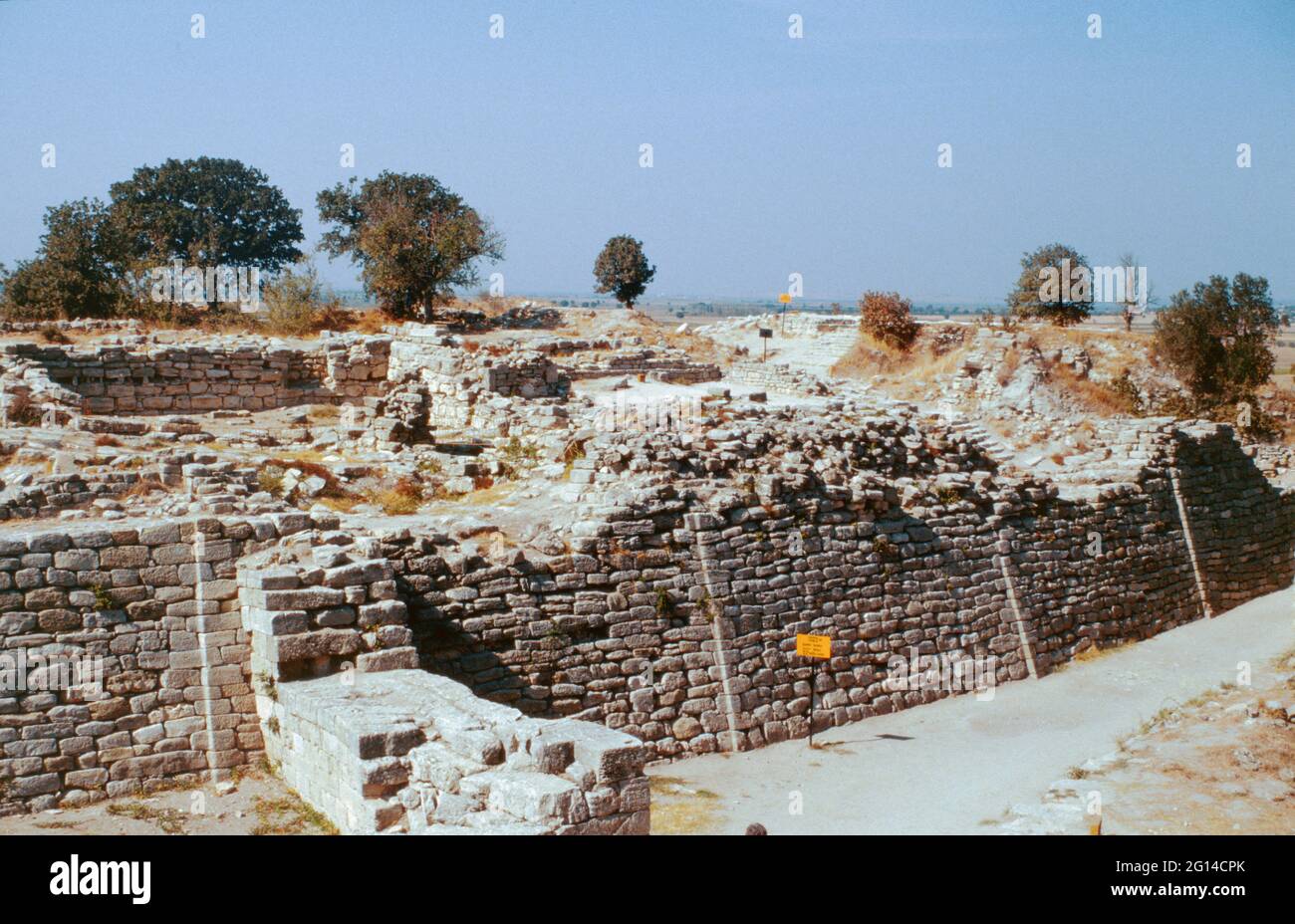 Ruines de Troie, Toria, illion - ville ancienne dans le nord-ouest de l'Asie mineure (Turquie moderne). VI Tour est et murs de la ville. Numérisation d'archivage à partir d'une lame. Octobre 1985. Banque D'Images