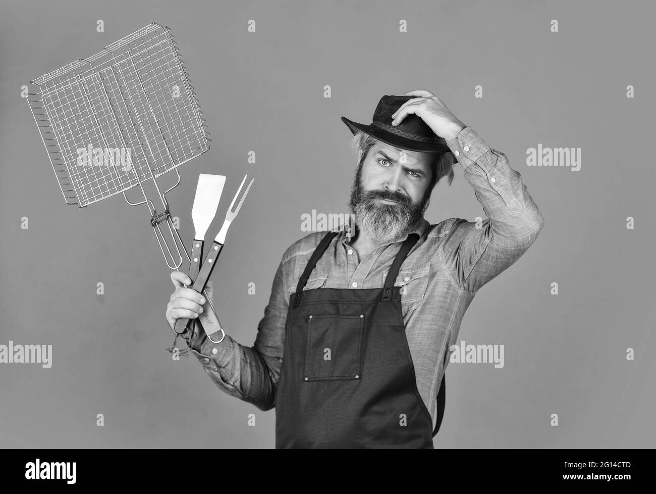 Dîner. Le défi ultime de la cuisine. Préparez le dîner en famille. Utilisez des ustensiles de cuisine et divers produits. Chef cuisinier mature utilisez des ustensiles de cuisine pour Banque D'Images