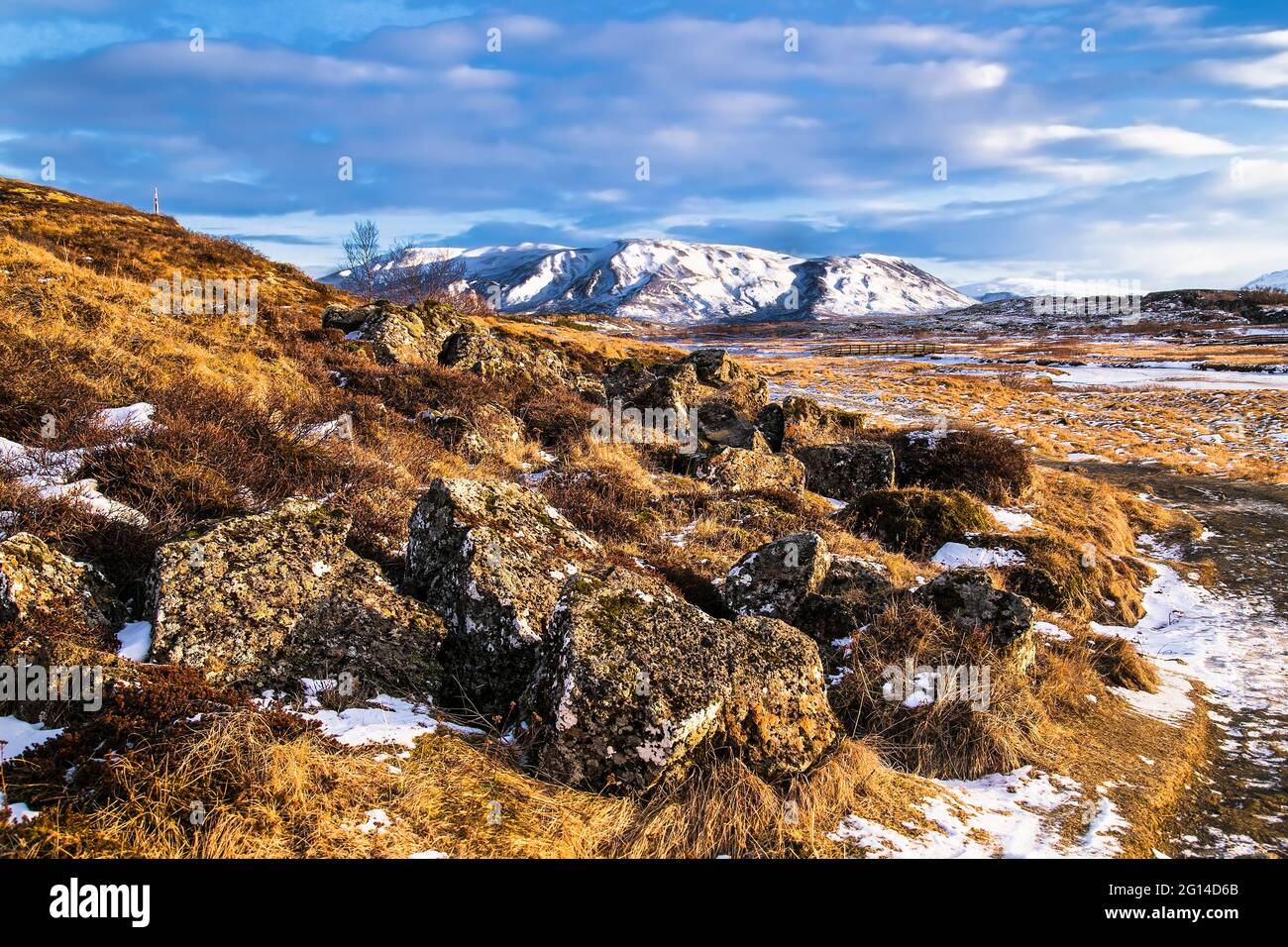 Beau paysage islandais d'hiver en riz soleil avec des montagnes couvertes de neige . Islande. Banque D'Images