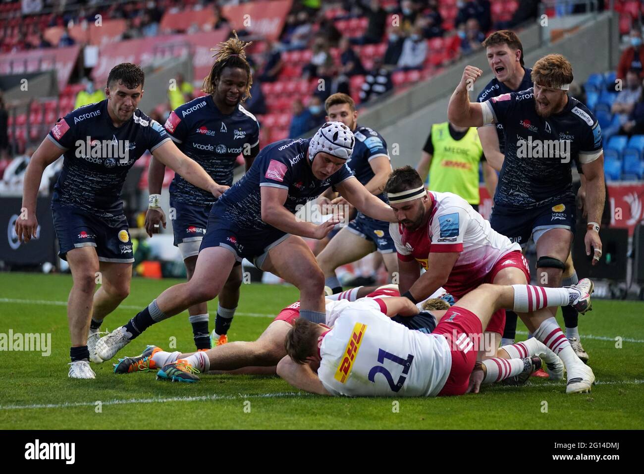 Solde Jean-Luc du Preez (caché) marque un essai lors du match Gallagher Premiership au AJ Bell Stadium, sale. Date de la photo: Vendredi 4 juin 2021. Banque D'Images