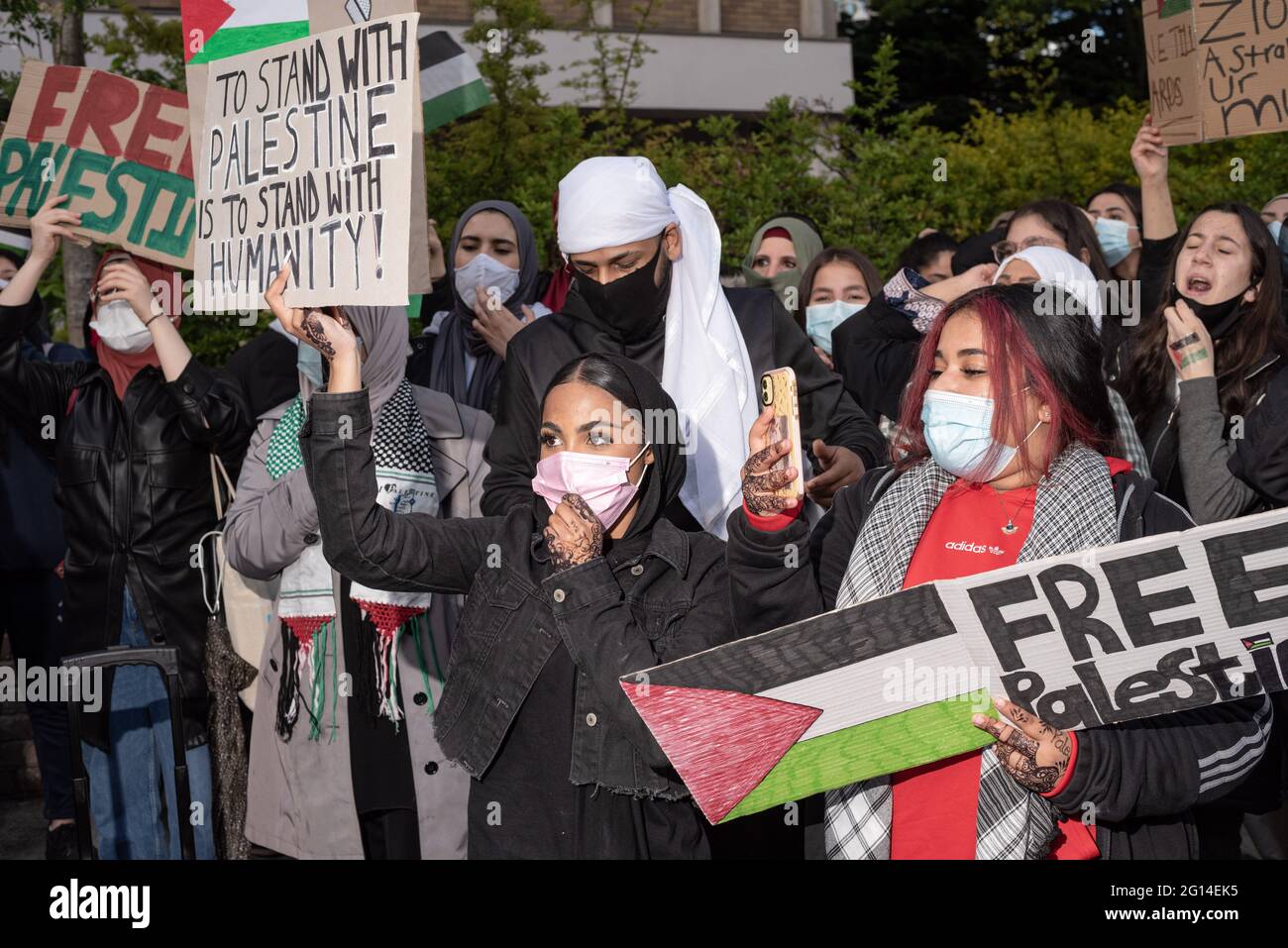 Les manifestants tiennent des pancartes pendant la manifestation.en raison de l'escalade de la tension et de la violence à Jérusalem, un certain nombre de manifestations solidaires avec la Palestine ont eu lieu à Dublin, dont la première a eu lieu le 73e anniversaire de la Journée Nakba. Les manifestants demandaient la fin de l'occupation israélienne et la cessation du génocide. Des manifestants ont également appelé le gouvernement irlandais à expulser l'ambassadeur israélien, à imposer des sanctions, à réduire les relations commerciales avec Israël, entre autres exigences. (Photo de Natalia Campos/SOPA Images/Sipa USA) Banque D'Images