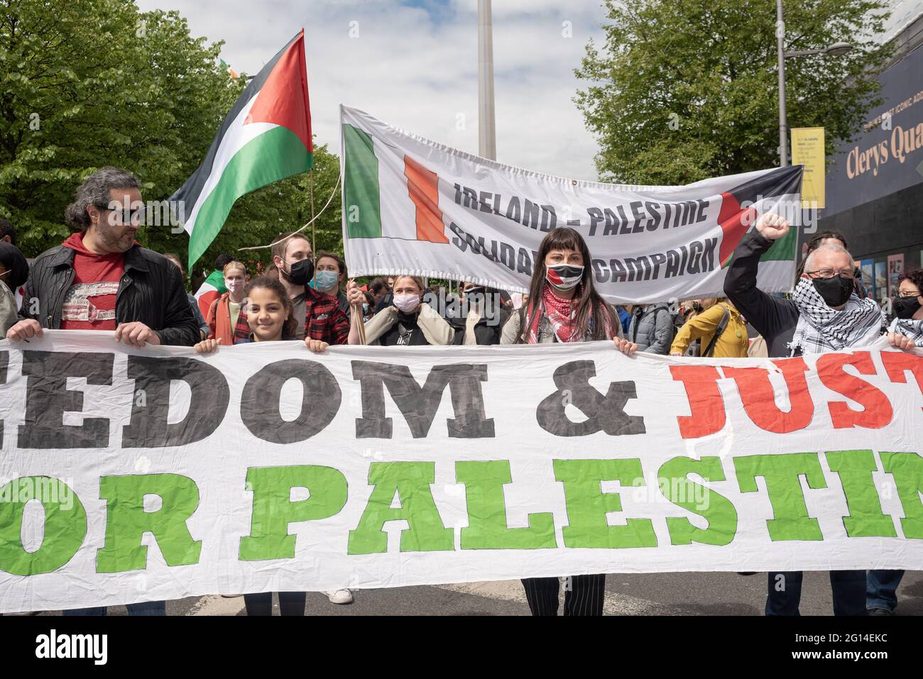 Les manifestants brandissent des banderoles pendant la manifestation.en raison de l'escalade des tensions et de la violence à Jérusalem, un certain nombre de manifestations solidaires avec la Palestine ont eu lieu à Dublin, dont la première a eu lieu le 73e anniversaire de la Journée Nakba. Les manifestants demandaient la fin de l'occupation israélienne et la cessation du génocide. Des manifestants ont également appelé le gouvernement irlandais à expulser l'ambassadeur israélien, à imposer des sanctions, à réduire les relations commerciales avec Israël, entre autres exigences. (Photo de Natalia Campos/SOPA Images/Sipa USA) Banque D'Images