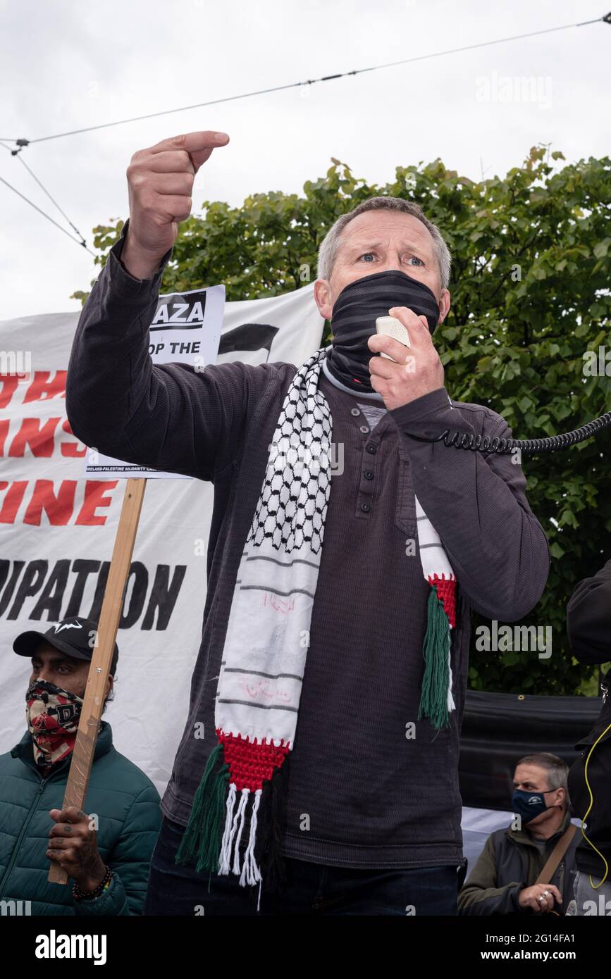 22 mai 2021, Dublin, Irlande: Richard Boyd Barrett parle pendant la manifestation.en raison de l'escalade de la tension et de la violence à Jérusalem, un certain nombre de manifestations solidaires avec la Palestine ont eu lieu à Dublin, dont la première a eu lieu le 73e anniversaire de la Journée Nakba. Les manifestants demandaient la fin de l'occupation israélienne et la cessation du génocide. Des manifestants ont également appelé le gouvernement irlandais à expulser l'ambassadeur israélien, à imposer des sanctions, à réduire les relations commerciales avec Israël, entre autres exigences. (Image de crédit : © Natalia Campos/SOPA Images via ZUMA Wire) Banque D'Images