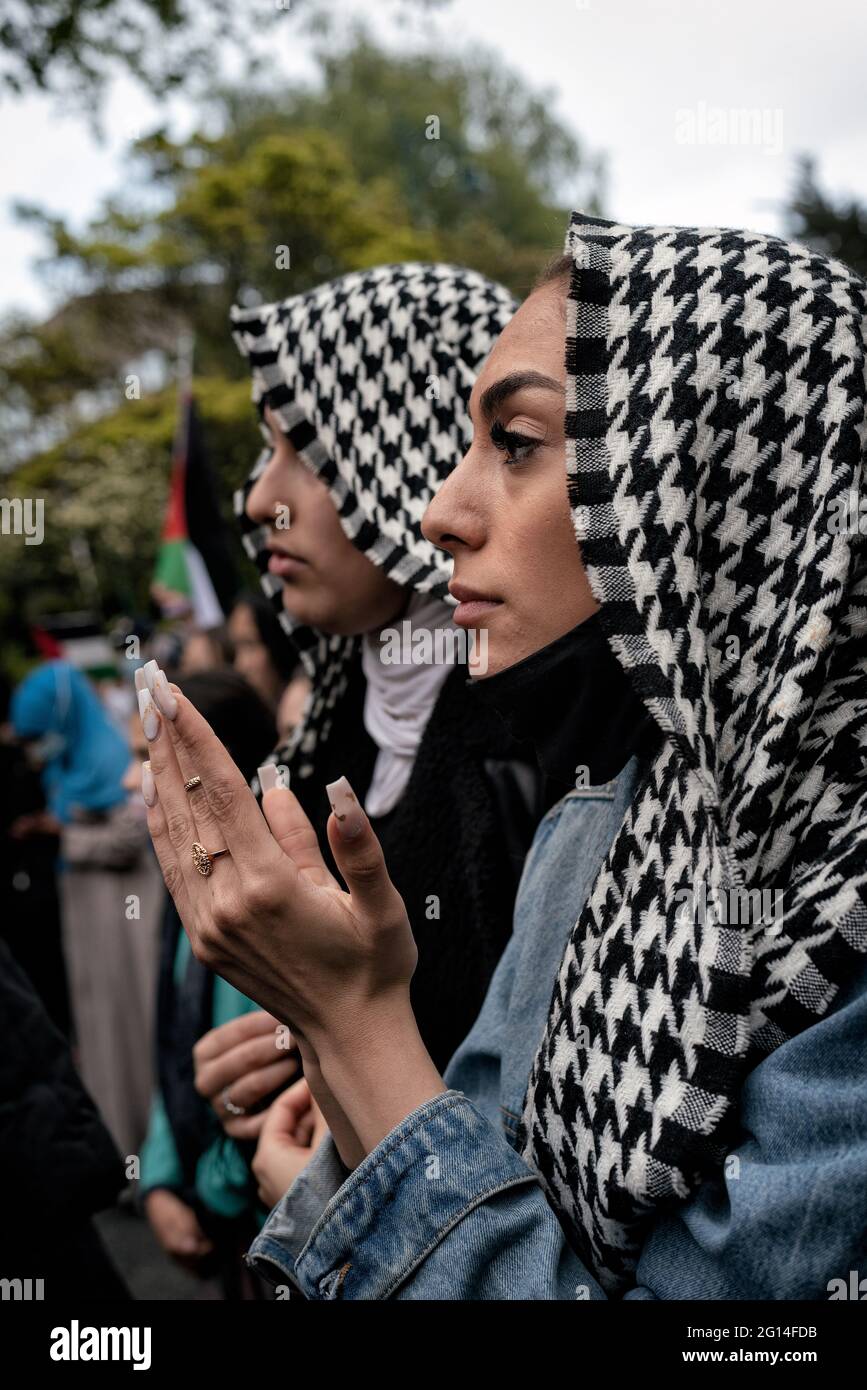 15 mai 2021, Dublin, Irlande : Les femmes portant des foulards  pro-palestiniens prient lorsqu'elles participent à la manifestation.en  raison de l'escalade de la tension et de la violence à Jérusalem, un certain