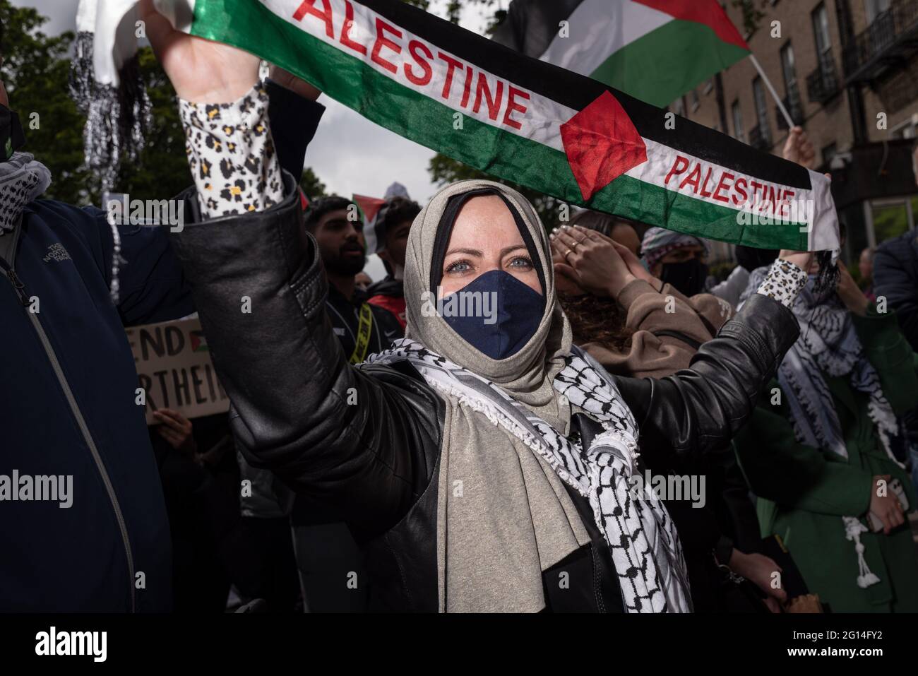22 mai 2021, Dublin, Irlande : une femme tient un foulard pro-palestinien pendant la manifestation.en raison de l'escalade de la tension et de la violence à Jérusalem, un certain nombre de manifestations solidaires avec la Palestine ont eu lieu à Dublin, dont la première a eu lieu le 73e anniversaire de la Journée Nakba. Les manifestants demandaient la fin de l'occupation israélienne et la cessation du génocide. Des manifestants ont également appelé le gouvernement irlandais à expulser l'ambassadeur israélien, à imposer des sanctions, à réduire les relations commerciales avec Israël, entre autres exigences. (Credit image: © Natalia Campos/SOPA Images via ZUM Banque D'Images