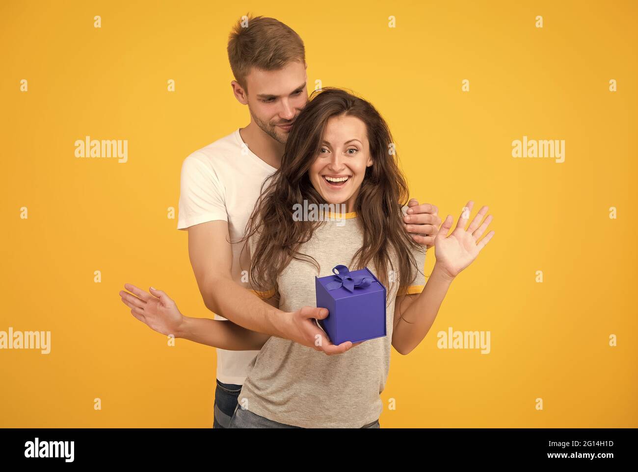 Chaque Jour Il La Surprend Jour Special Le Bonheur Est Reel Joyeux Anniversaire Donner Boite Anniversaire Fille Anniversaire Couple Amoureux Vacances Photo Stock Alamy Chaque Jour Il La Surprend Jour Special Le Bonheur Est Reel Joyeux Anniversaire Donner Boite Anniversaire Fille Anniversaire Couple Amoureux Vacances Photo Stock Alamy