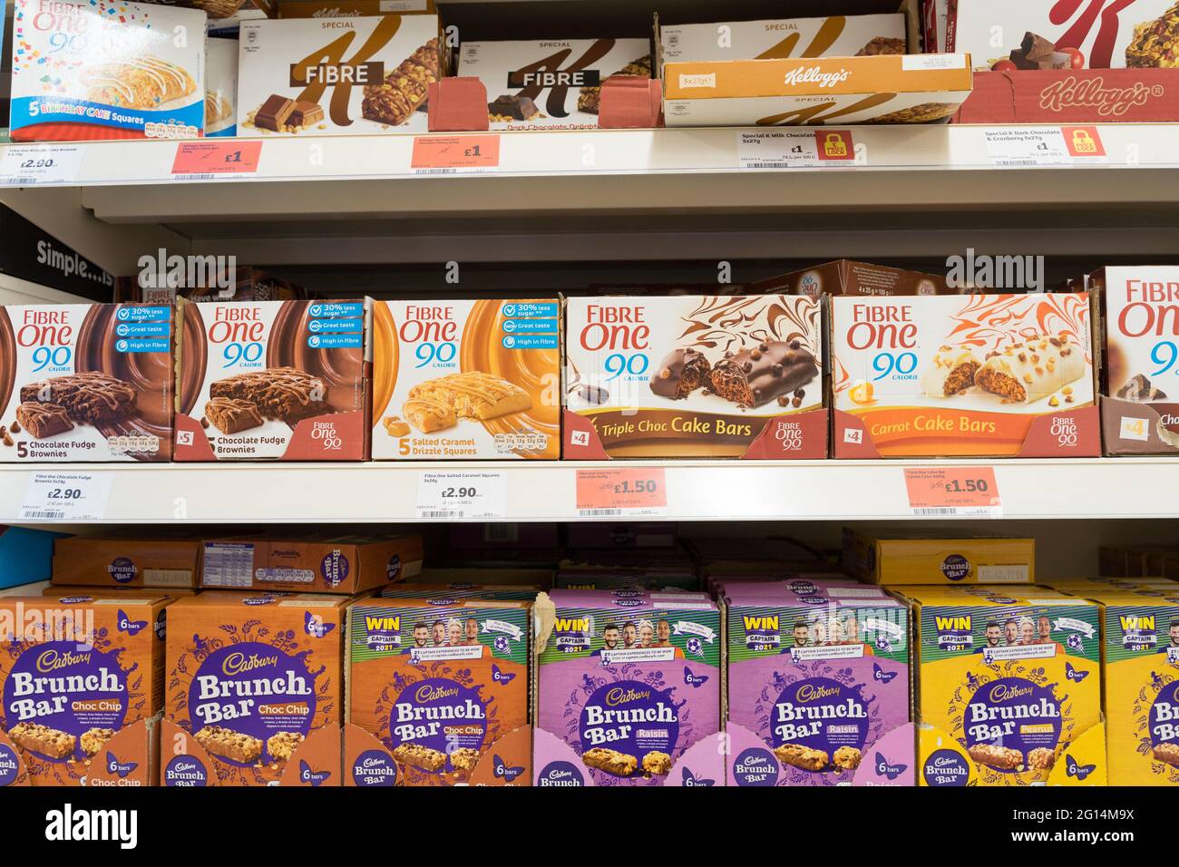 Les snack-bars de FIBER ONE et Kelloggs sont en vente dans un supermarché, Angleterre, Royaume-Uni, Brunch var Banque D'Images