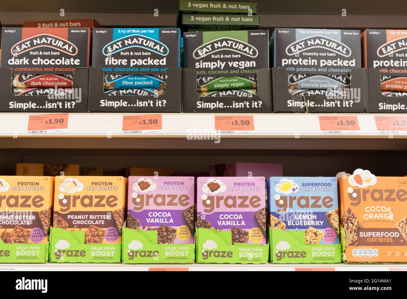 MANGEZ des snack-bars naturels et des barres de graze sur les étagères au supermarché , Angleterre , Royaume-Uni Banque D'Images